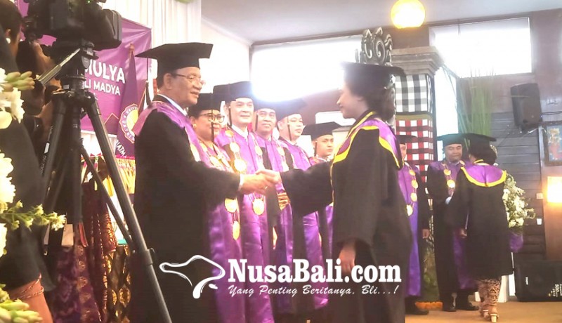 www.nusabali.com-universitas-triatma-mulya-mewisuda-467-mahasiswa