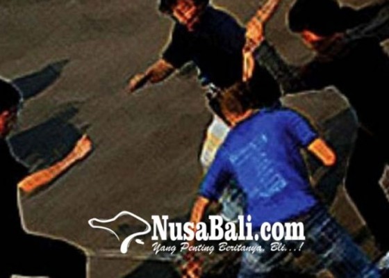Nusabali.com - truk-dilempari-geng-motor-kepala-sopir-bocor