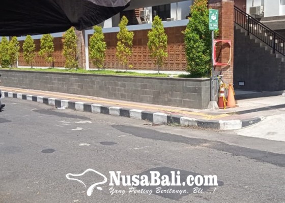 Nusabali.com - dinas-pupr-tambal-jalan-maukir-di-utara-pasar-sukawati