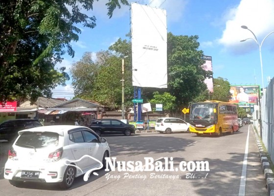 Nusabali.com - tak-ada-petugas-kendaraan-bebas-lalu-lalang