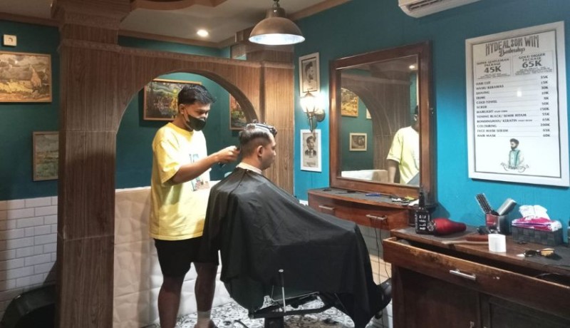 www.nusabali.com-dulu-pegawai-koperasi-kini-sukses-dengan-usaha-barbershop