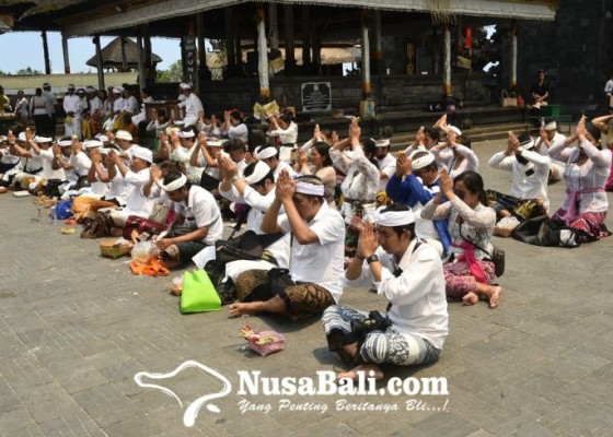Nusabali.com - sambut-hut-ke-29-nusabali-gelar-persembahyangan-di-pura-agung-besakih