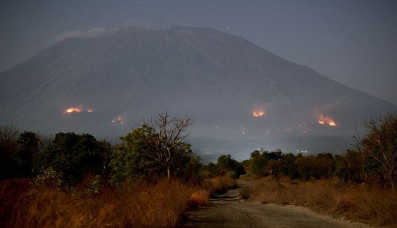 www.nusabali.com-kebakaran-landa-lereng-gunung-agung-80-hektare-hutan-terdampak