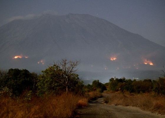 Nusabali.com - kebakaran-landa-lereng-gunung-agung-80-hektare-hutan-terdampak