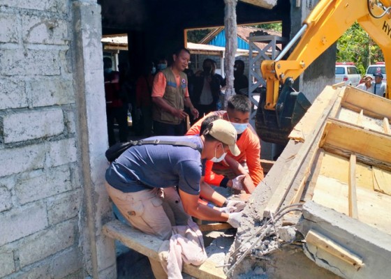 Nusabali.com - buruh-tewas-tergencet-beton