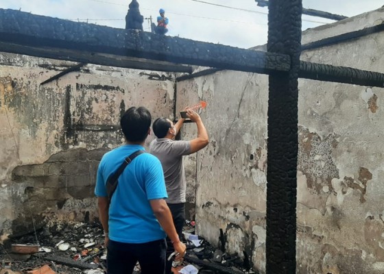 Nusabali.com - dikira-asap-bakar-sampah-ternyata-rumah-terbakar