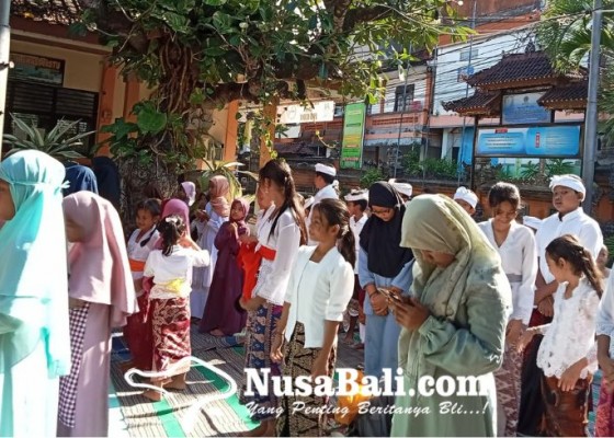 Nusabali.com - moderasi-beragama-sd-no1-tuban-siswa-muslim-dan-hindu-hadiri-perayaan-maulid-nabi-muhammad