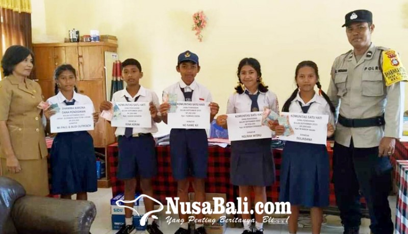 www.nusabali.com-10-siswa-miskin-terima-bantuan-pendidikan