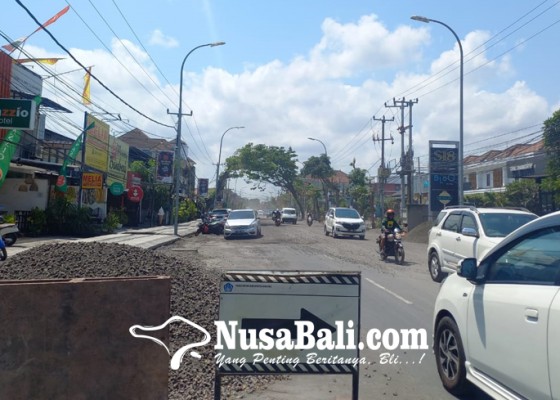 Nusabali.com - proyek-peninggian-jalan-dewi-sri-dikebut