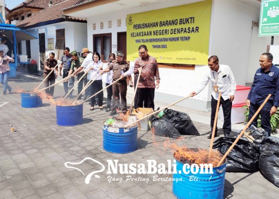 Nusabali.com - kejari-denpasar-musnahkan-21-kg-shabu-dan-ribuan-ekstasi
