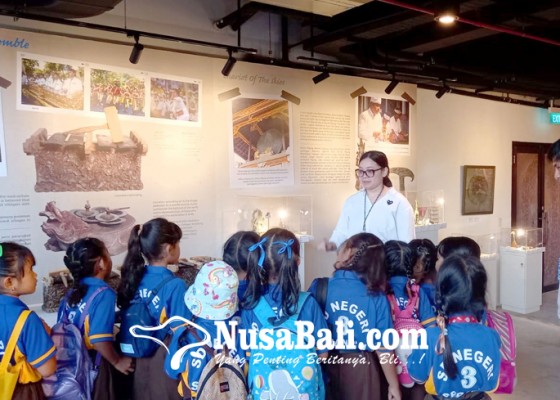 Nusabali.com - murid-sd-antusias-belajar-sejarah-bali-di-galeri-bali-abode