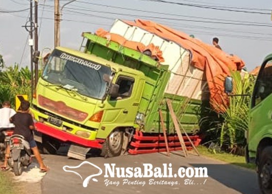 Nusabali.com - ikuti-google-maps-truk-tronton-malah-terperosok-di-tegenungan