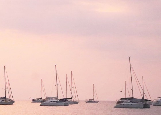 Nusabali.com - puluhan-kapal-yacht-berlabuh-di-pantai-lovina