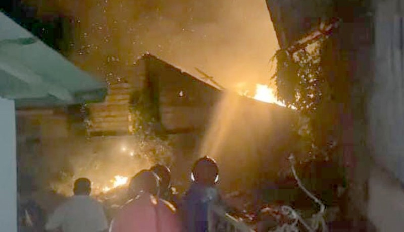 www.nusabali.com-gudang-kayu-di-pesinggahan-terbakar