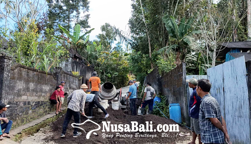 www.nusabali.com-warga-sukaluwih-rabat-beton-jalan