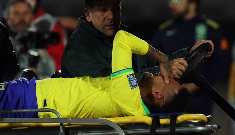 www.nusabali.com-neymar-cedera-lutut-brasil-disikat-uruguay