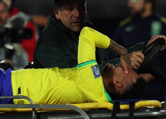 Nusabali.com - neymar-cedera-lutut-brasil-disikat-uruguay
