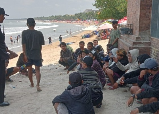 Nusabali.com - puluhan-anak-punk-menggelandang-di-pantai-kuta