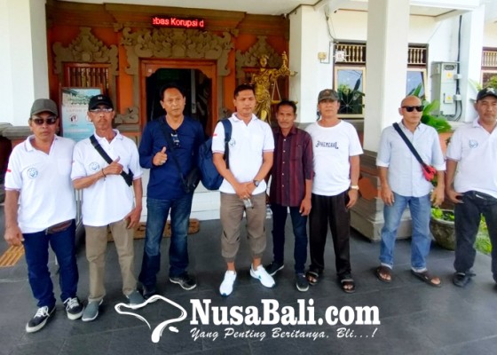 Nusabali.com - warga-sekumpul-geruduk-kejari-buleleng