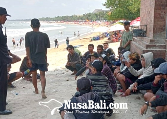 Nusabali.com - satgas-pantai-kuta-amankan-puluhan-anak-punk