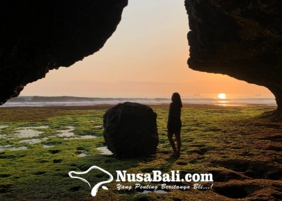 Nusabali.com - viral-di-medsos-wisatawan-rame-rame-kagumi-keindahan-sunset-pantai-nyang-nyang