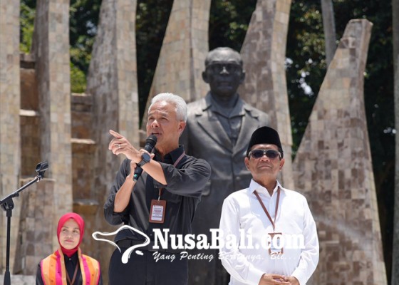 Nusabali.com - mahfud-kenakan-baju-buatan-tahun-2019-lalu