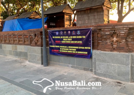Nusabali.com - spanduk-larangan-parkir-di-pantai-kuta-dilengkapi-bahasa-inggris