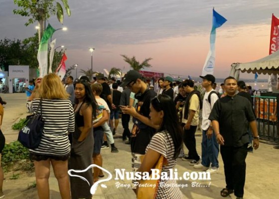 Nusabali.com - kuta-beach-festival-2023-ramai-dikunjungi-wisatawan-hari-pertama-diwarnai-suasana-haru