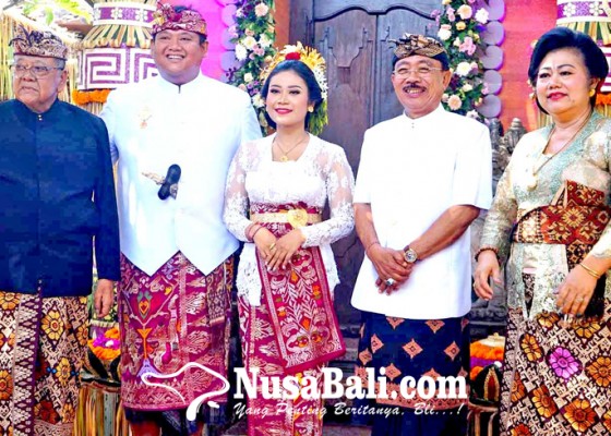 Nusabali.com - mantan-bupati-geredeg-hadiri-resepsi-pernikahan-anak-mas-sumatri