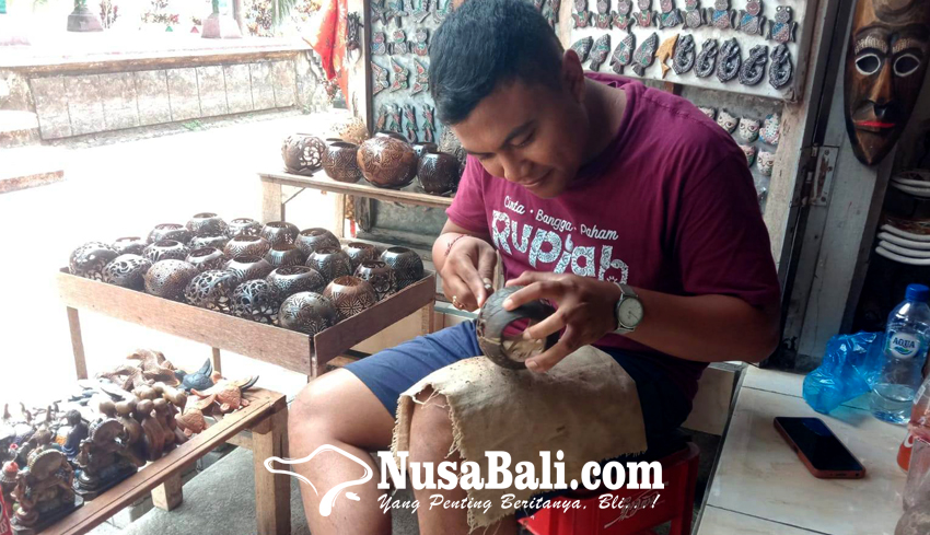 www.nusabali.com-ukiran-batok-kelapa-souvenir-andalan-tampaksiring-yang-diminati-wisman