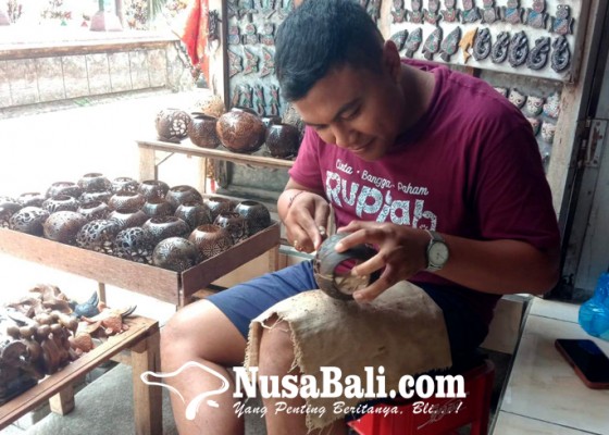 Nusabali.com - ukiran-batok-kelapa-souvenir-andalan-tampaksiring-yang-diminati-wisman