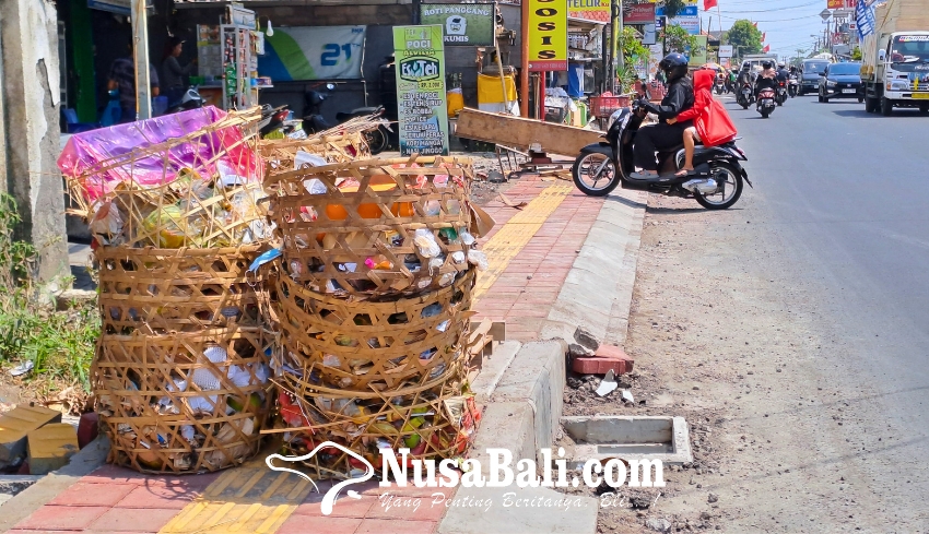 www.nusabali.com-tps-penuh-sampah-warga-denpasar-nginap-di-pinggir-jalan