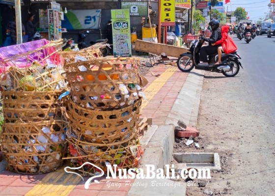 Nusabali.com - tps-penuh-sampah-warga-denpasar-nginap-di-pinggir-jalan