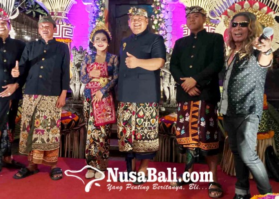 Nusabali.com - bayu-kw-hibur-resepsi-pernikahan-wakil-ketua-dprd