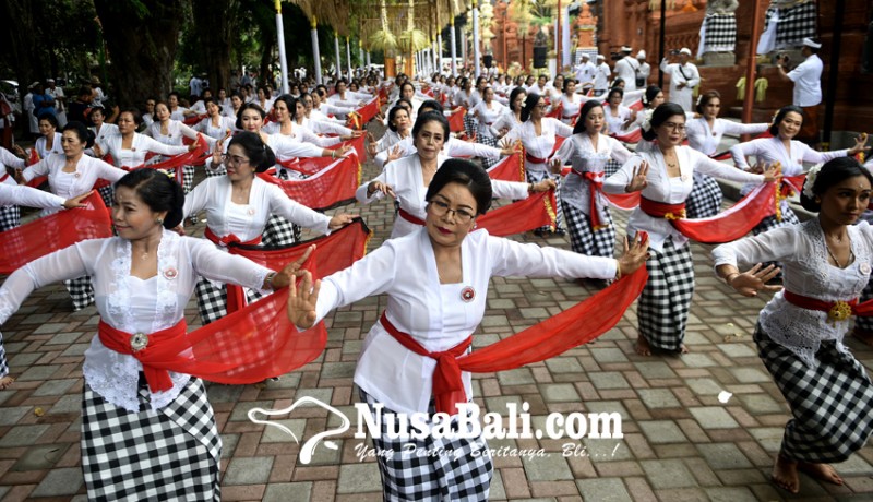 www.nusabali.com-1007-perempuan-menari-rejang-sutri-witala