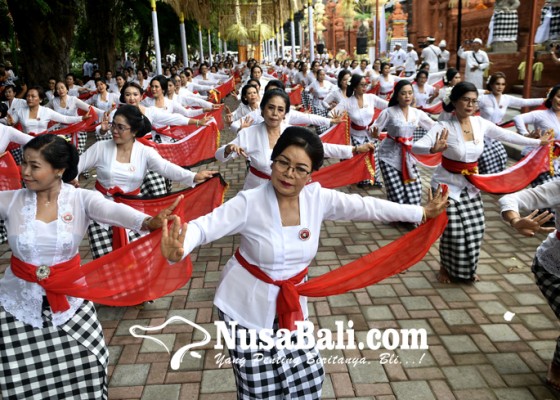 Nusabali.com - 1007-perempuan-menari-rejang-sutri-witala