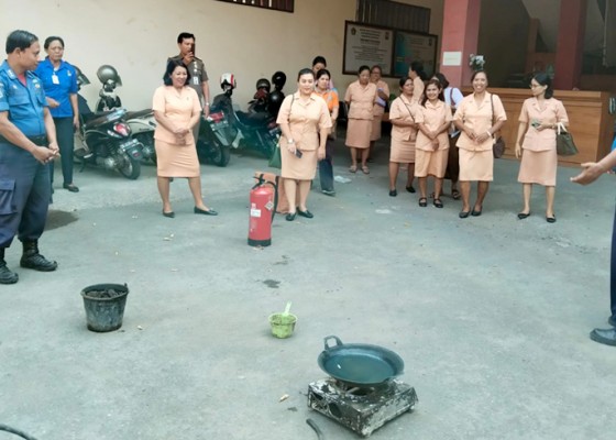 Nusabali.com - satpol-pp-ajarkan-ibu-ibu-padamkan-kebakaran