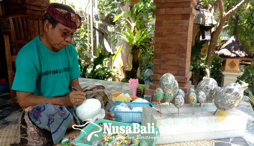 www.nusabali.com-seni-lukis-telur-makin-diminati-wisatawan