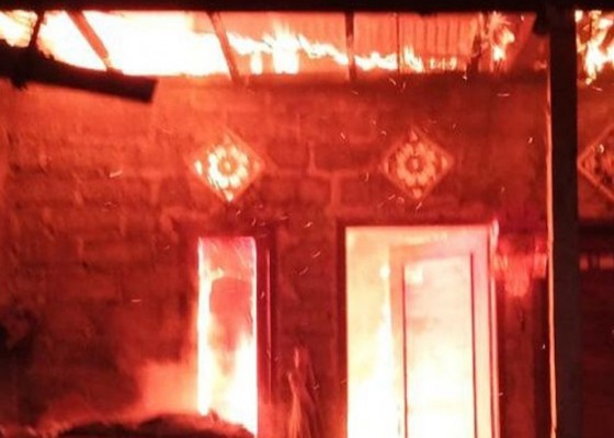 Nusabali.com - lupa-matikan-dupa-rumah-ludes-terbakar