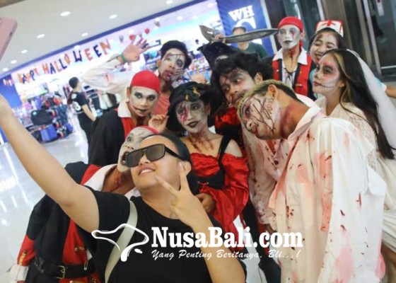 Nusabali.com - penjaga-tenant-berkostum-horor-ada-face-painting-hingga-flash-mob