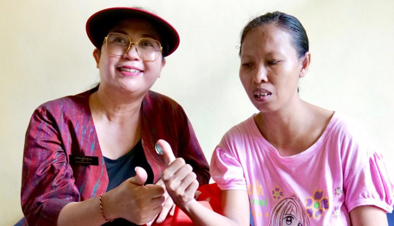 www.nusabali.com-rai-wahyuni-sanjaya-menyapa-dan-berbagi-bantu-masyarakat-pupuan