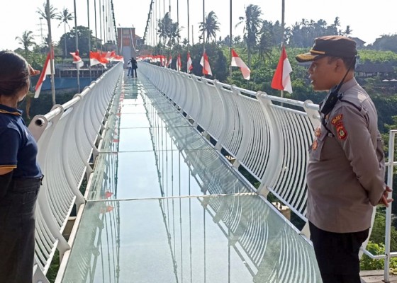 Nusabali.com - pengelola-jembatan-kaca-diminta-jaga-keselamatan-wisatawan