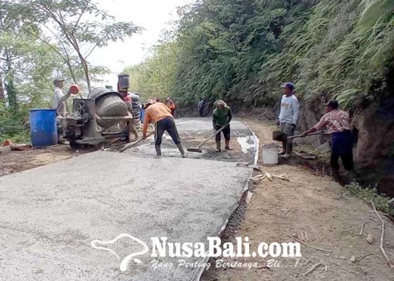 Nusabali.com - pascaambles-jalan-ke-pura-tunggul-besi-dirabat-beton