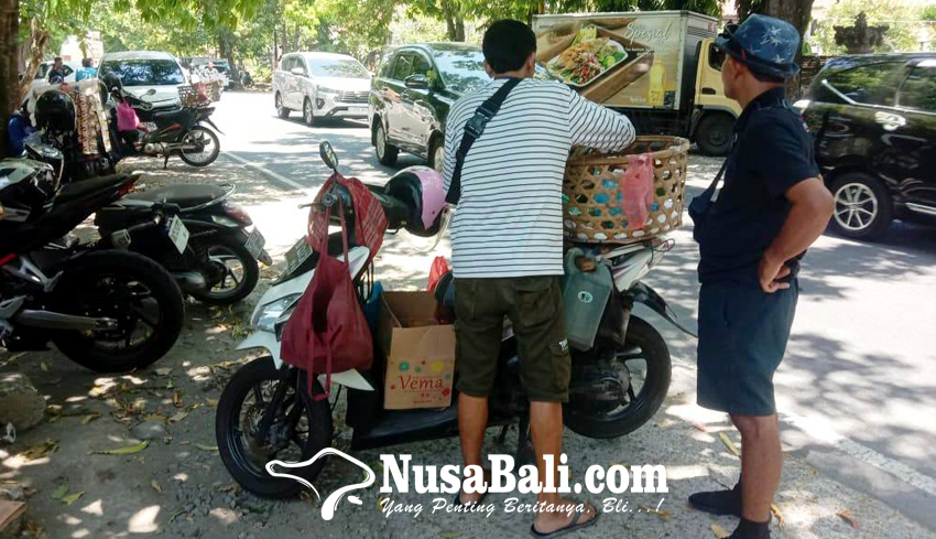 www.nusabali.com-harga-serba-rp2000-penggemarnya-dari-pegawai-buruh-remaja-sampai-driver