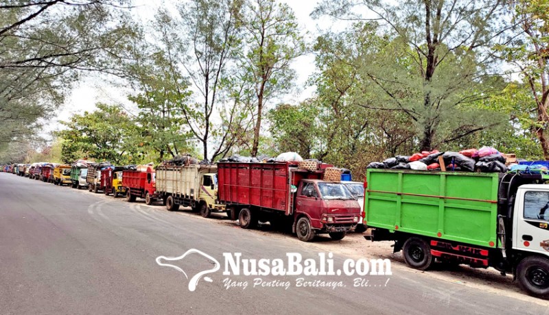 www.nusabali.com-masuk-tpa-suwung-truk-sampah-antre-berjam-jam