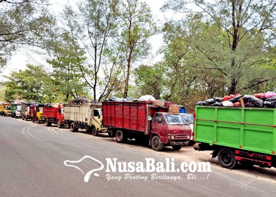 Nusabali.com - masuk-tpa-suwung-truk-sampah-antre-berjam-jam