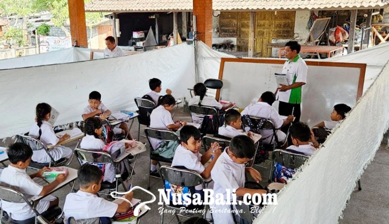 www.nusabali.com-siswa-sdn-manduang-belajar-di-balai-banjar