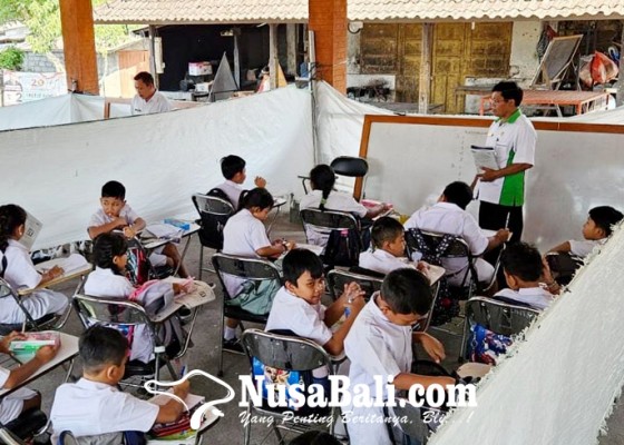 Nusabali.com - siswa-sdn-manduang-belajar-di-balai-banjar
