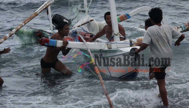 www.nusabali.com-jukung-terbalik-nelayan-diselamatkan-fast-boat
