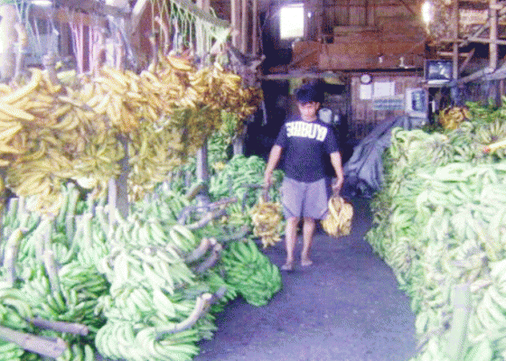Nusabali.com - pasaran-buah-sepi-pedagang-melongo